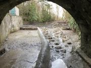 Création d’un merlon pour rétrécir la section d’écoulement en période de basses eaux sous le pont.