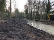 Retalutage des berges sur les deux rives pour retrouver un profil en travers cohérent et créer les banquettes.